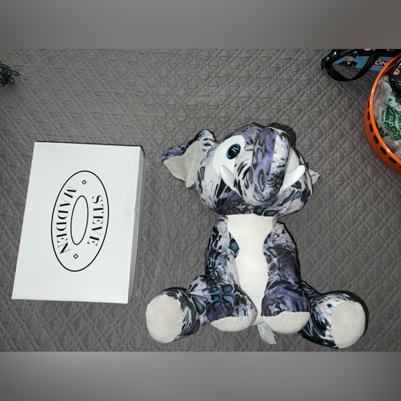 Elephant plushie - Picture 2 of 5